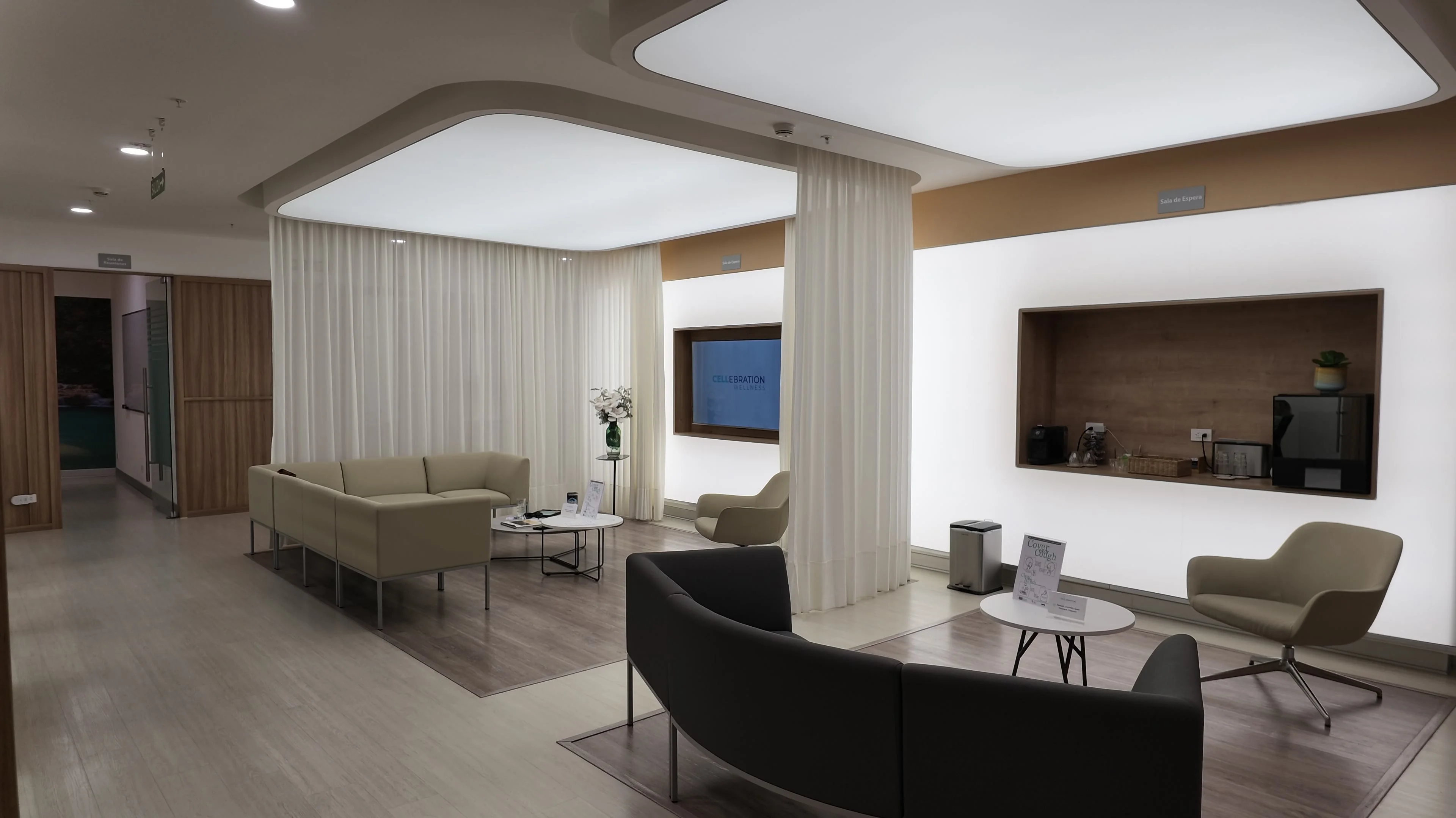 The patient lounge at Cellebration Wellness in Escazú